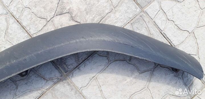 Губа бампера Тойота avensis. Левая