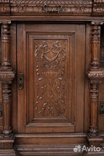 Высокий старинный буфет из массива. Неоренессанс