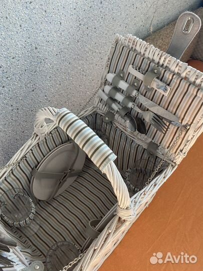 Плетёная белая корзина набор для пикника с посудой