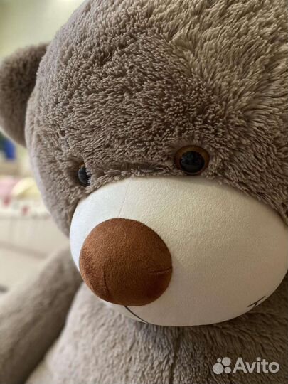 Большой плюшевый медведь