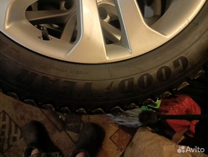 Goodyear UltraGrip 215/55 R17 94S