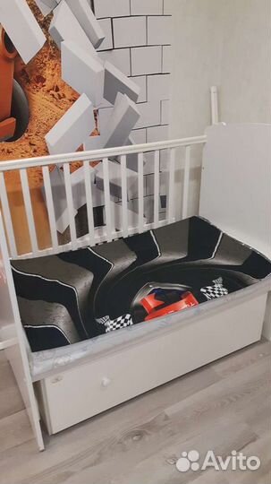 Кроватка детская с маятником