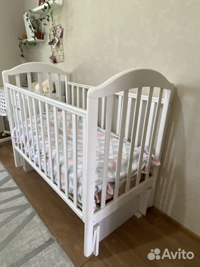 Детская кроватка с маятником