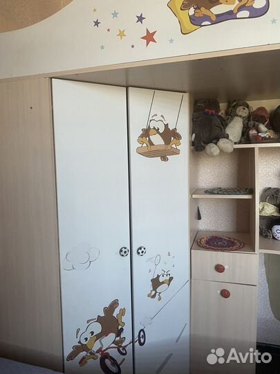 Детская кровать чердак со столом и шкафом