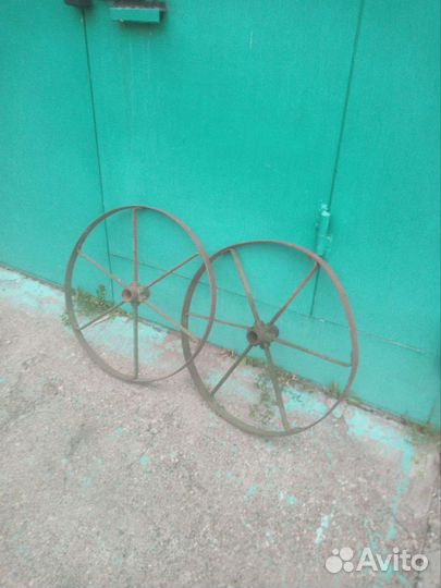 Старинные колеса от телеги, железные