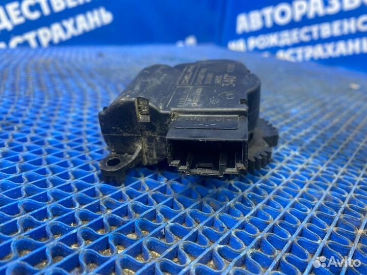 Моторчик заслонок отопителя Opel Astra H седан