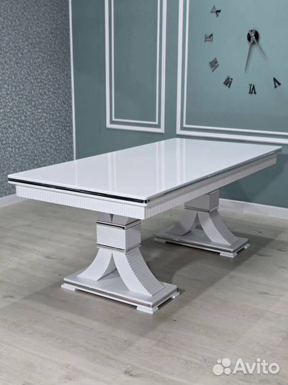 Стол и стулья