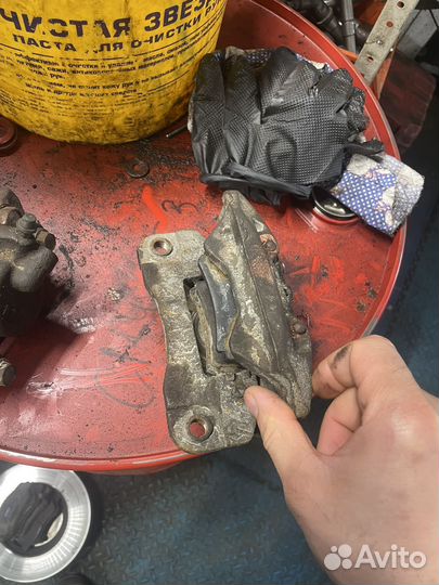 Задние суппорта на mitsubishi pajero sport