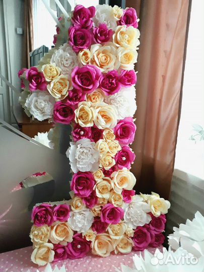 Цифры и буквы, большие цветы, украшения из бумаги