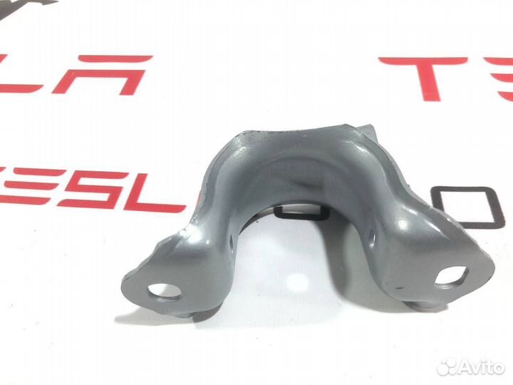 Кронштейн крепления (скоба) стабилизатора Tesla