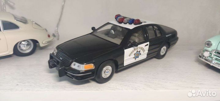 Коллекционный автомобиль ford crown victoria 1/24