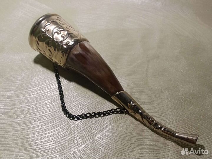 Рог сувенирный натуральный с латунным орнаментом