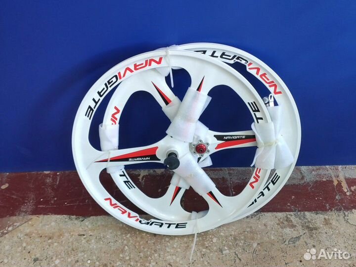 Обода литые на велосипед белые три луча