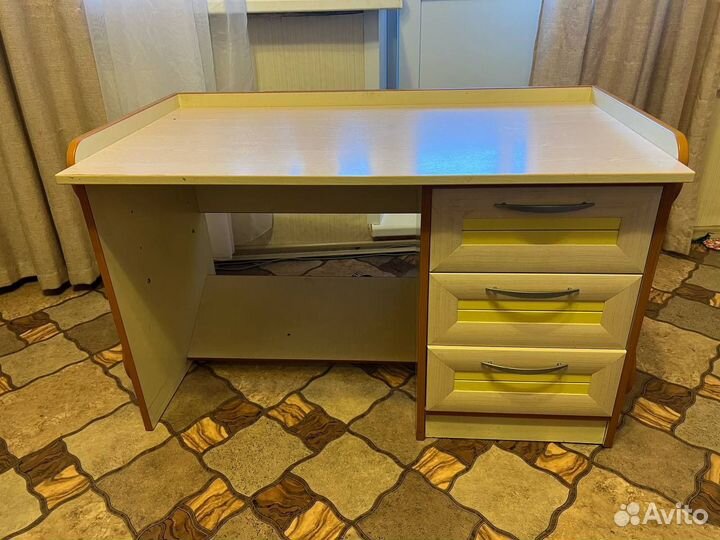 Школьный стол