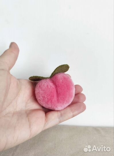 Персик брелок на сумку, рюкзак,в авто