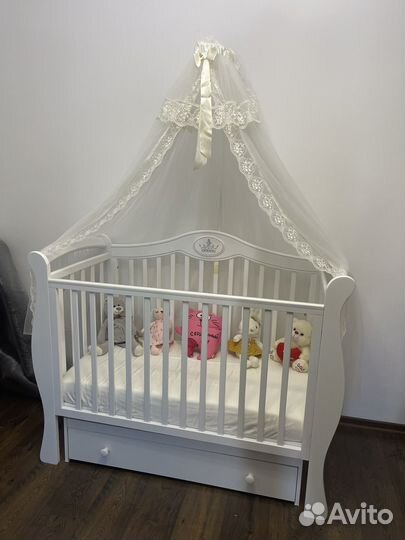 Детская кроватка с маятником и ящиком