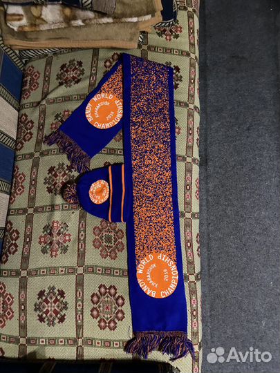 Комплект шапка и шарф с символикой