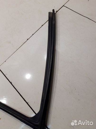 Уплотнитель стекла (передний, правый)