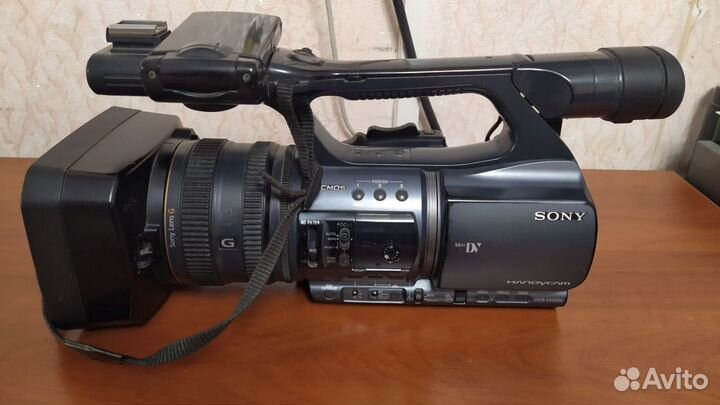 Профессиональная видеокамера Sony DCR-VX2200