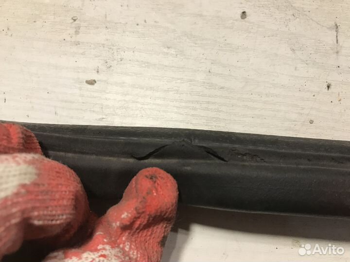 Уплотнитель задней двери Renault Logan