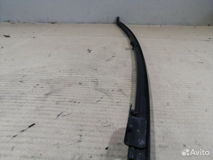 Направляющая стекла задняя правая Toyota Land