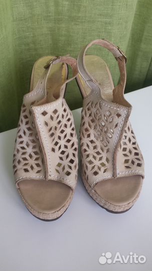 Кожаные босоножки состояние новых