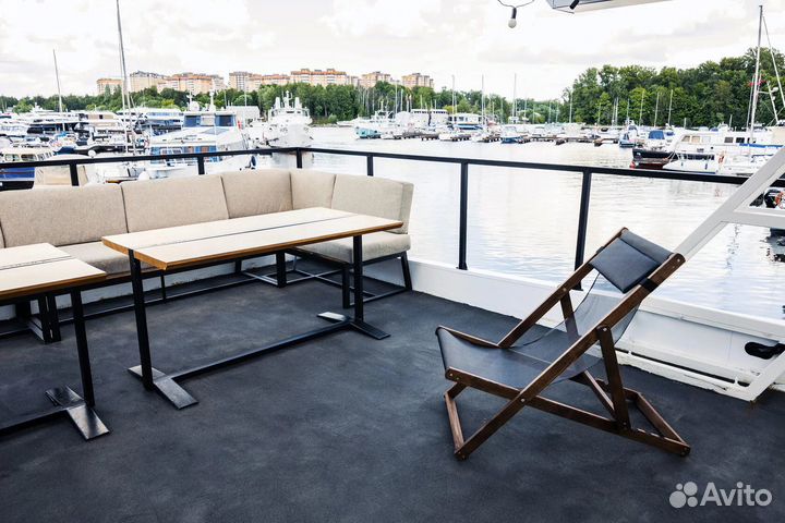 Деловая встреча на хаусботе с прогулкой по реке