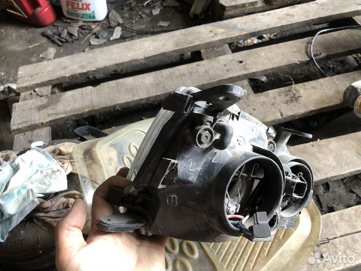 Фара Toyota Avensis