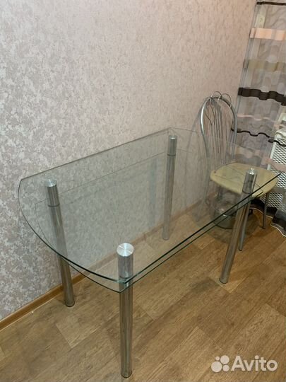 Стеклянный стол