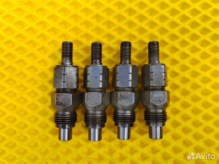 Комплект топливных форсунок 4D36 новые распылители