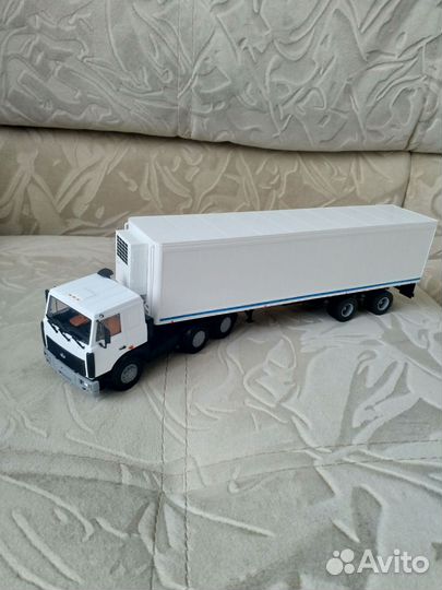 Модель тягач с рефрижератором