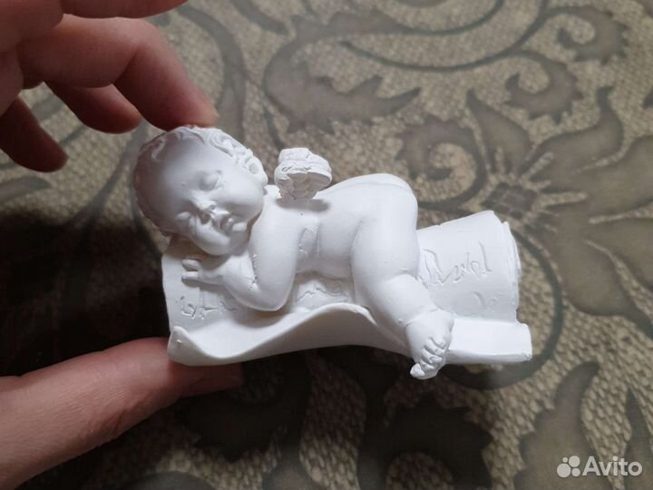 Статуэтка спящий на свитке ангел