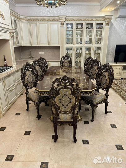 В наличии стол