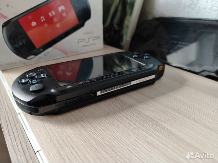 PSP E1008 street идеальное состояние/16гб/250+ игр