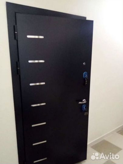 Дверь входная с зеркалом новая