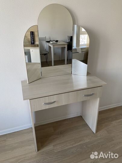 Туалетный столик с зеркалом
