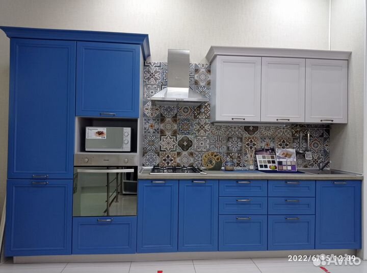 Кухонный гарнитур с витрины Неоклассика