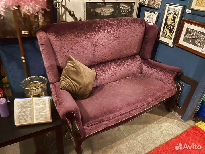 Диван в классическом стиле из велюра