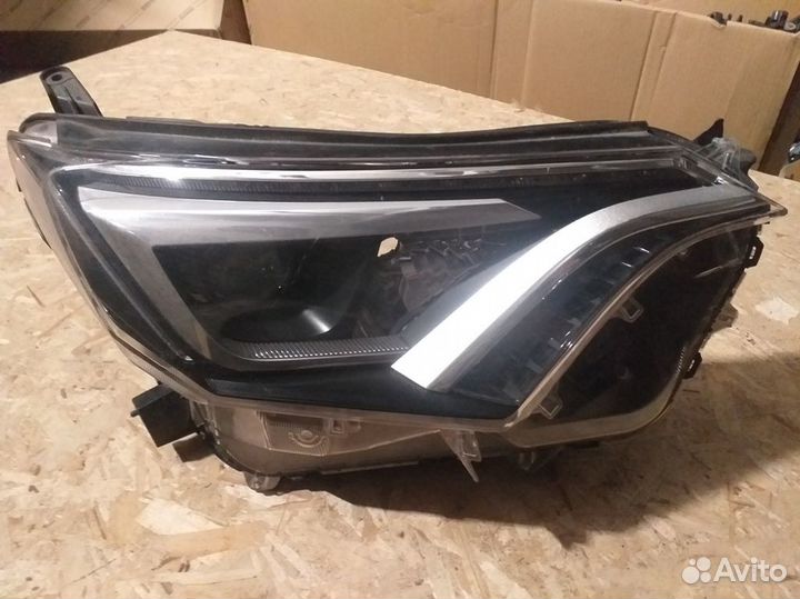 Фара правая Toyota Rav4 Led 2017 год