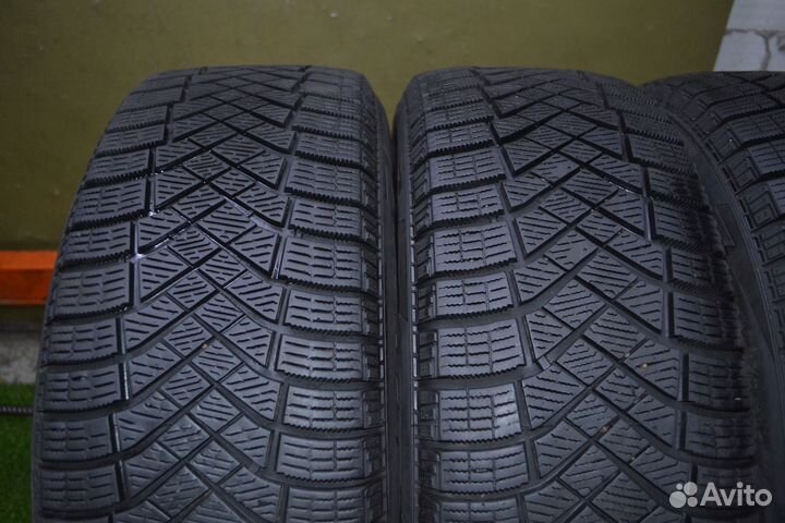 Pirelli Ice Zero FR 215/55 R18 99H