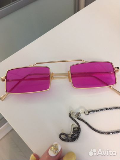 Розовые очки с цепочкой