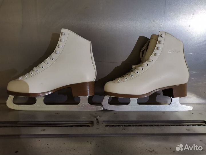 Коньки фигурные женские
