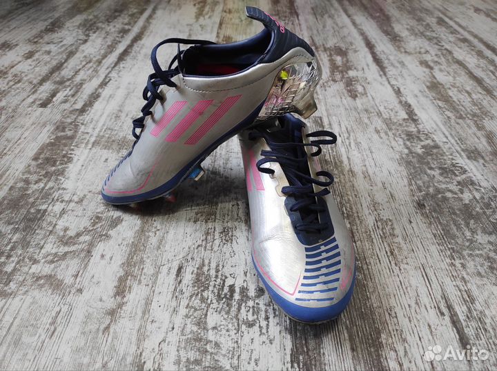 Футбольные бутсы adidas