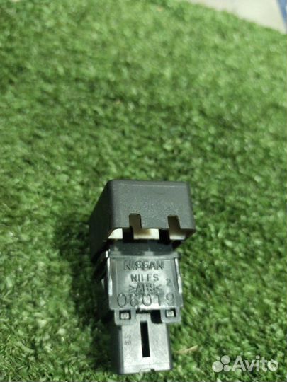 Кнопка аварийки Nissan Tiida хэтчбек 1.6 HR16 2008