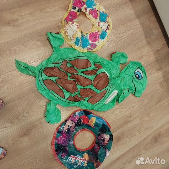 Надувная игрушка (матрас) и 2 круга для плавания