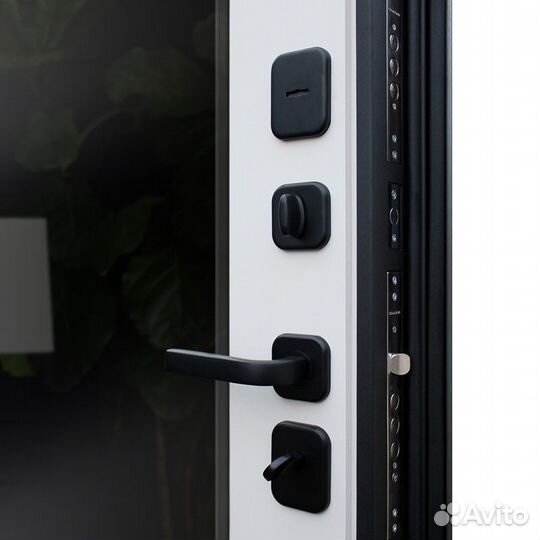 Дверь входная металлическая «Ньюкасл» с зеркалом