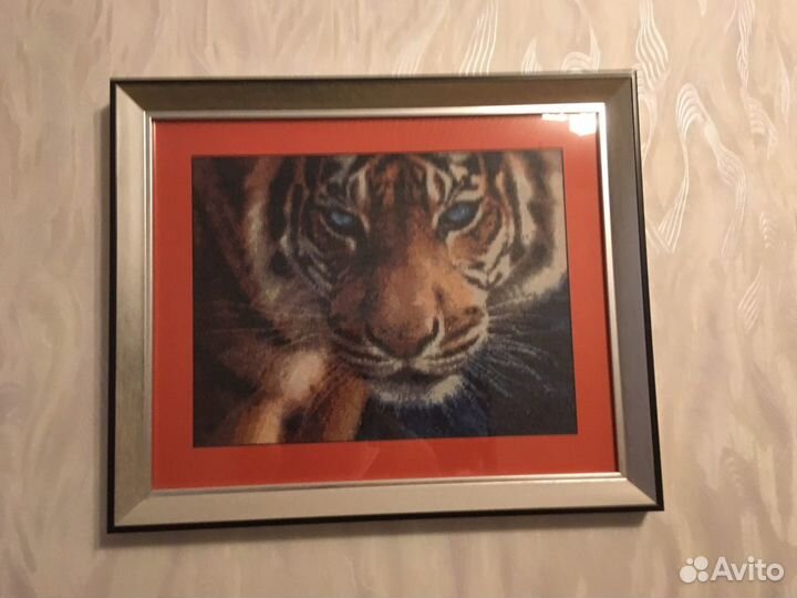 Картины вышиты бисером и крестом