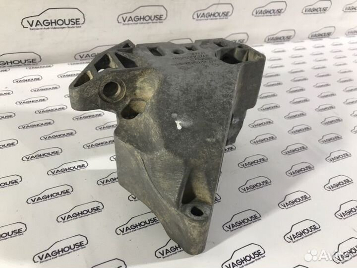 Кронштейн двигателя правый Volkswagen Passat B6 3С