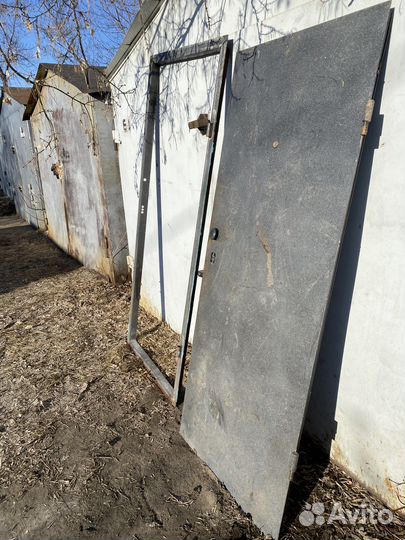 Дверь железная входная с щеколдой, б у