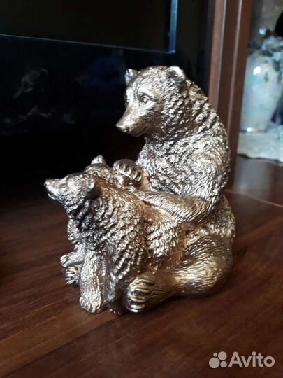 Медведица с медвежатами